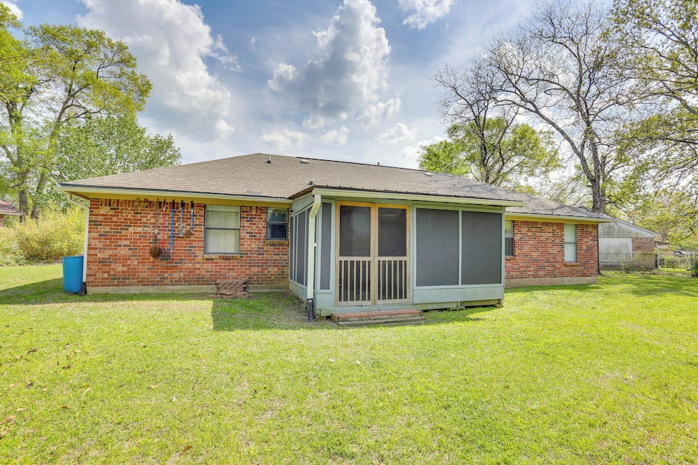6 Mi to Ellen Trout Zoo: Family Home w/ Yard!