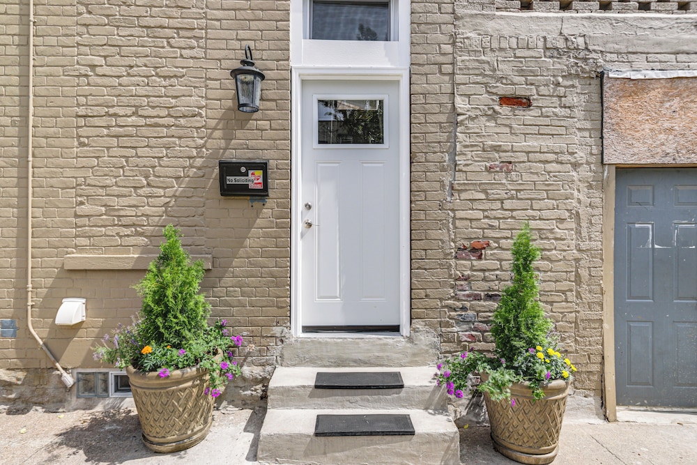 Walkable Apt in York St Historic District