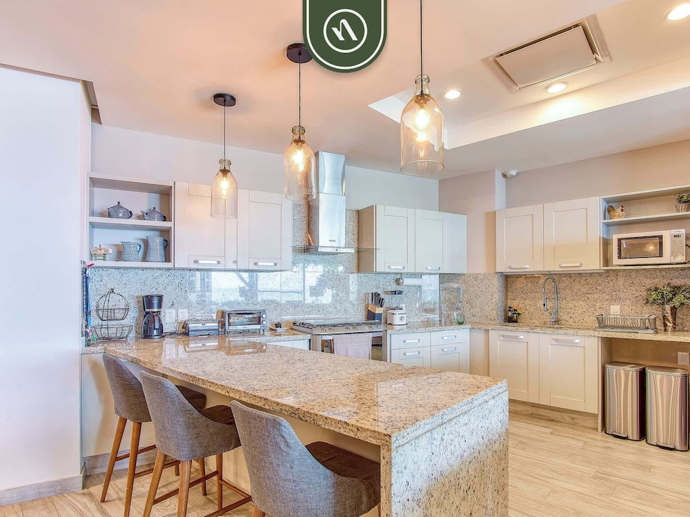 Luxury 4 BR Condo - Private Beachfront Deck With Pool