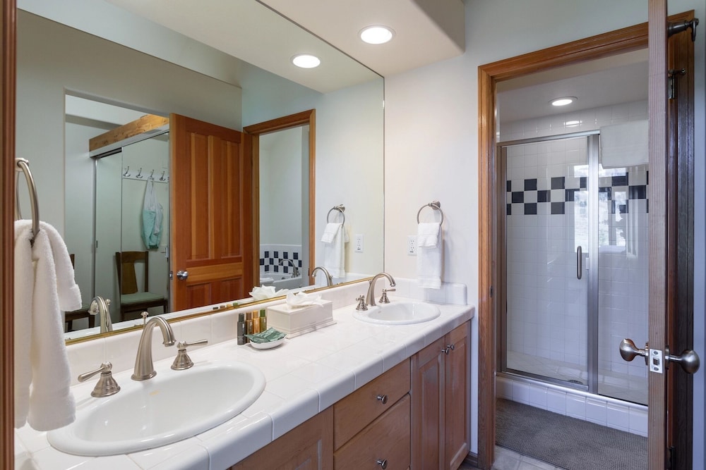 Deer Lake Village at Deer Valley Resort - Four Bedroom Condo with Hot Tub #2477 4 Condo