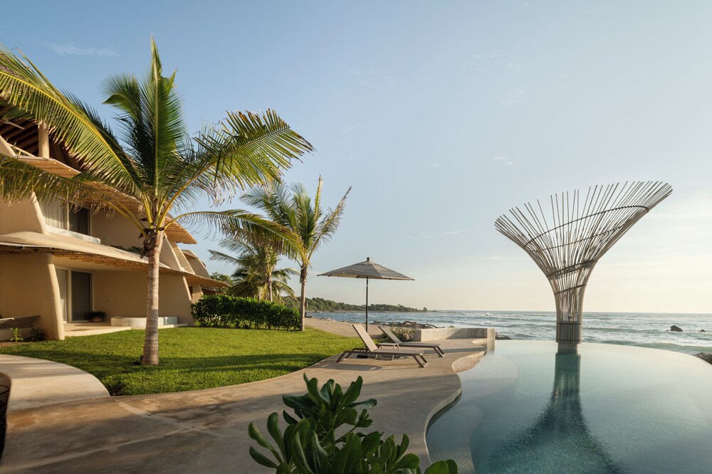 Beachfront Condo Los Panchos 301