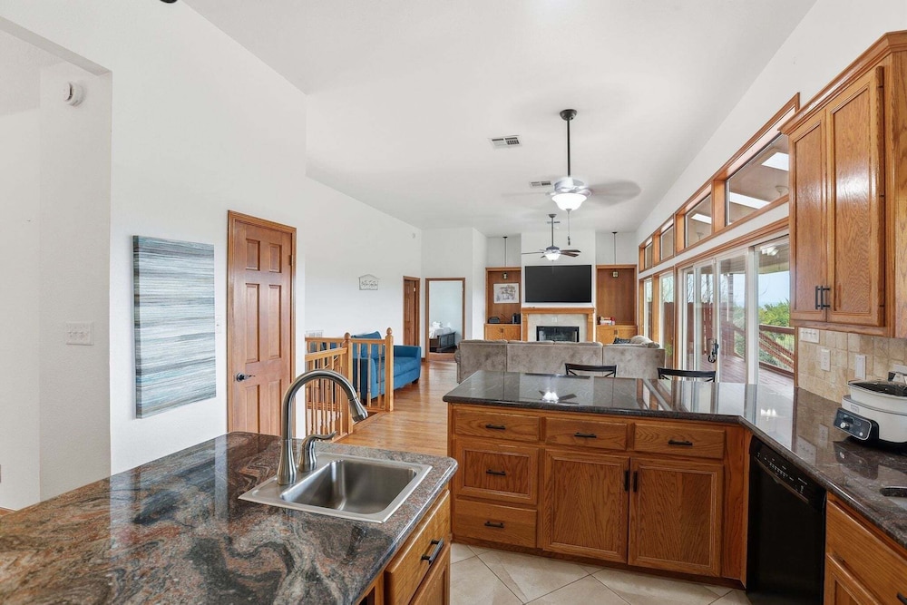 4br Leander Retreat With Hot Tub & Views 4 Bedroom Home