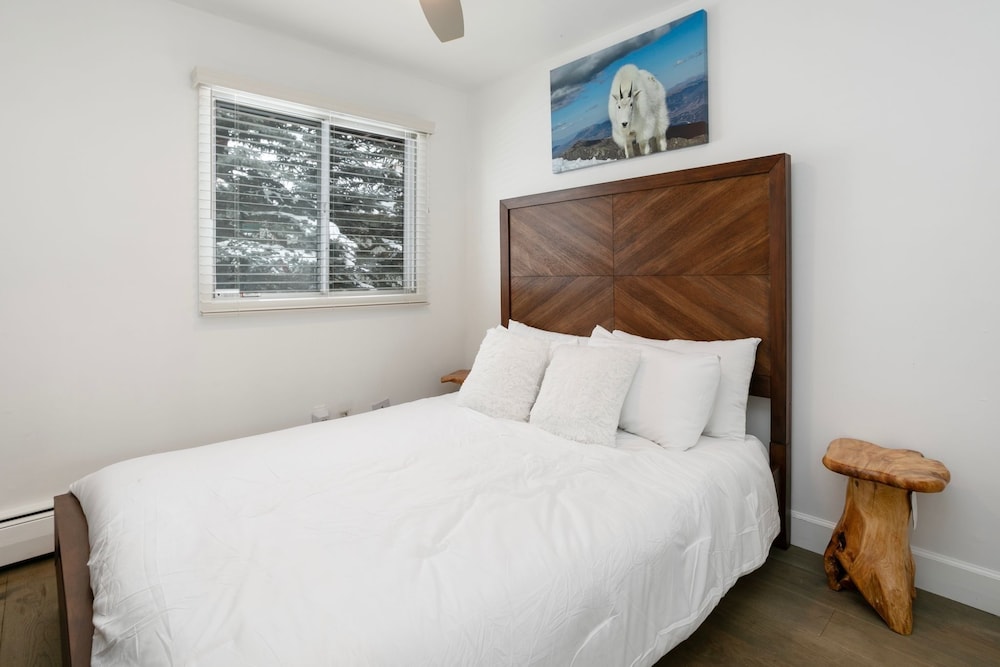 5107 Black Gore Drive 4 Bedroom Townhouse by RedAwning view 2