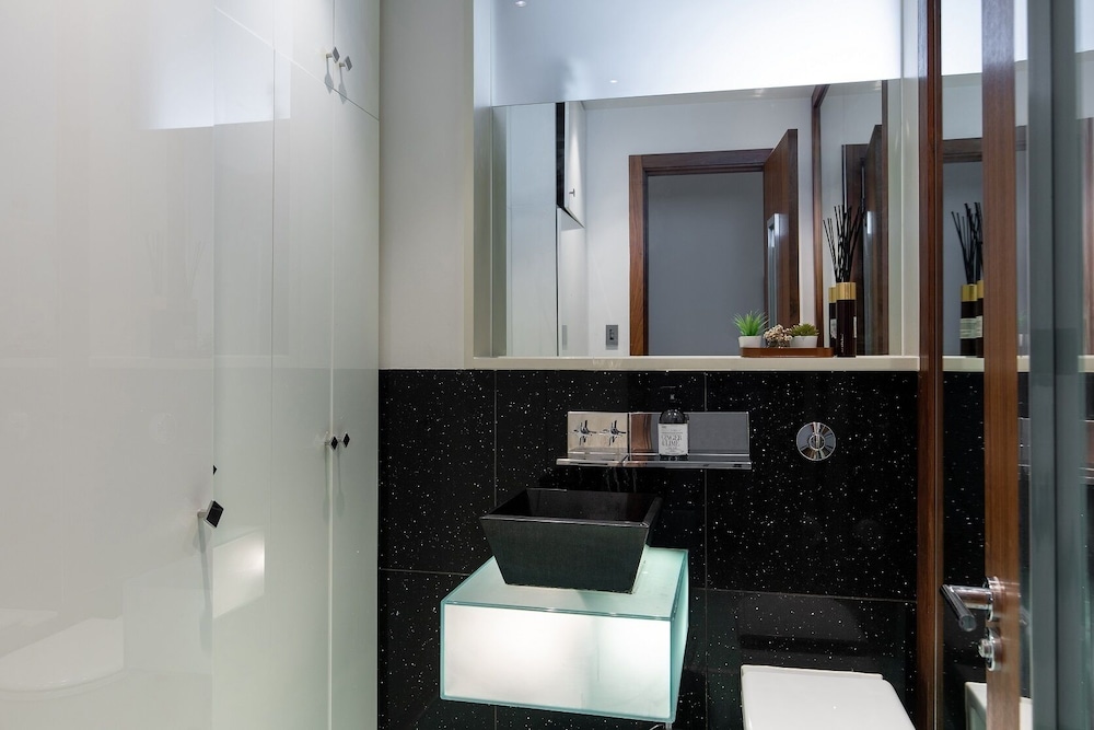 The Canary Wharf Secret - Glamorous 3BDR Flat w/ Terrace and Parking