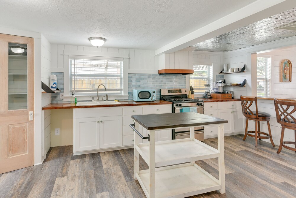 Galveston Vacation Rental: Deck & Central Location