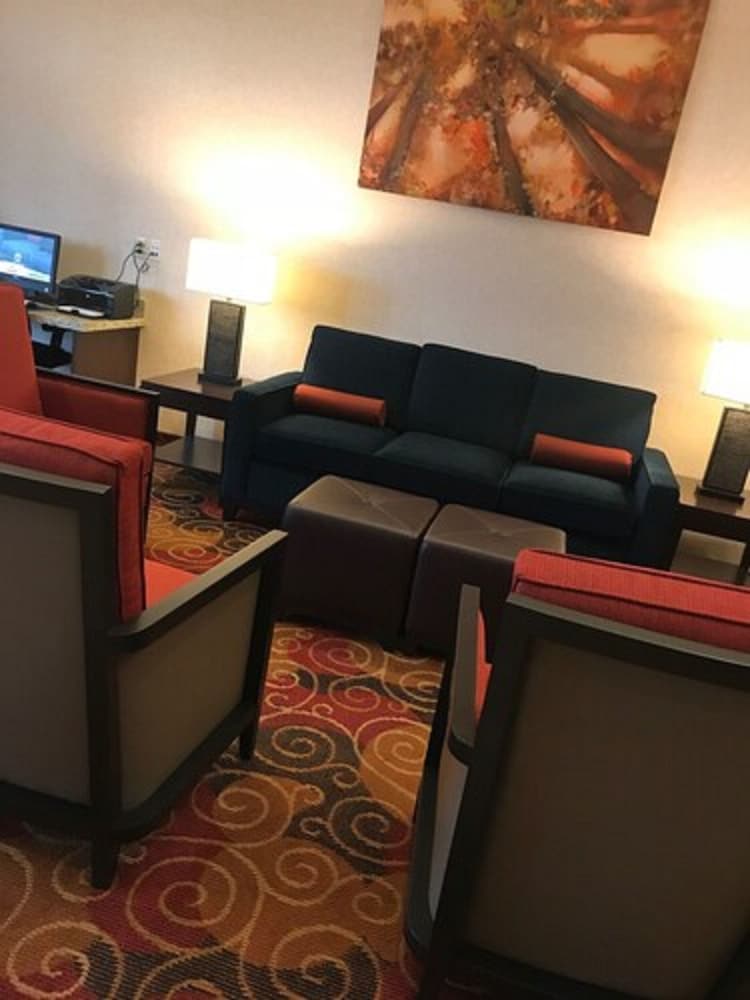 Comfort Suites Altoona North view 3