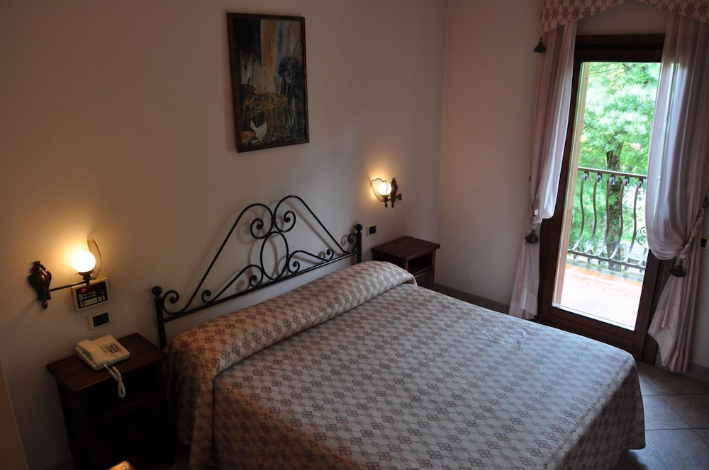 Leo Hotel