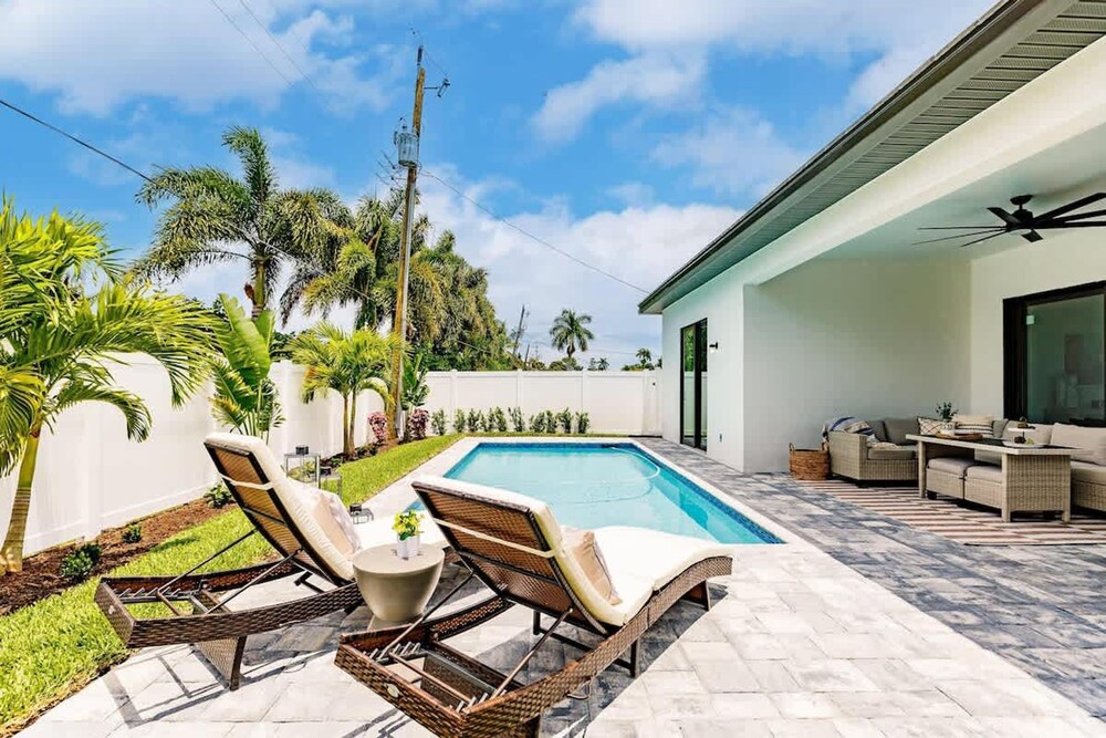 Luxurious Naples 4BR w Pool by Vanderbilt Beach