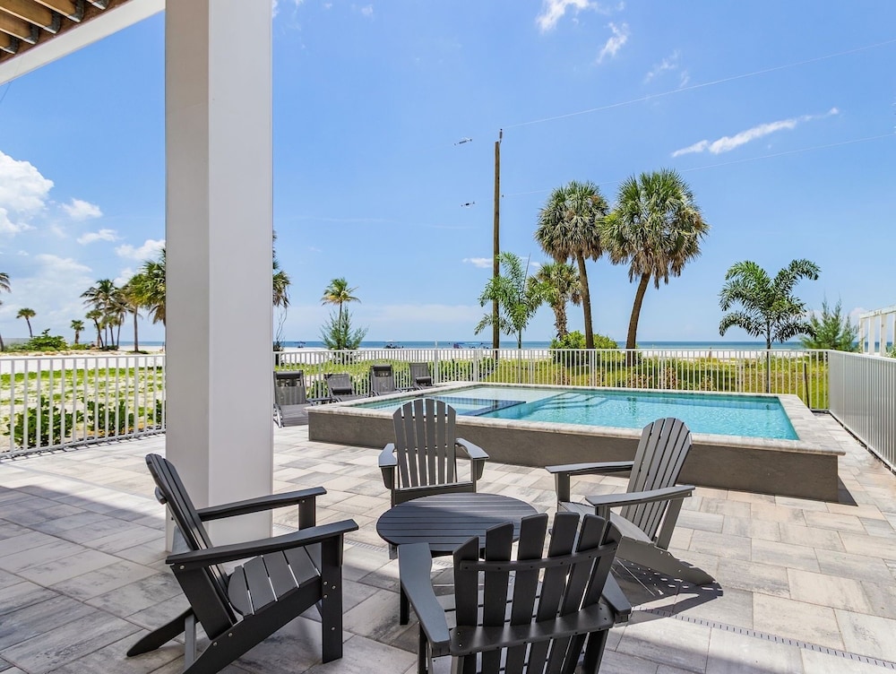 5350 Chasing Sunshine: 5bd/4.5ba Pool Home! 5 Bedroom Home