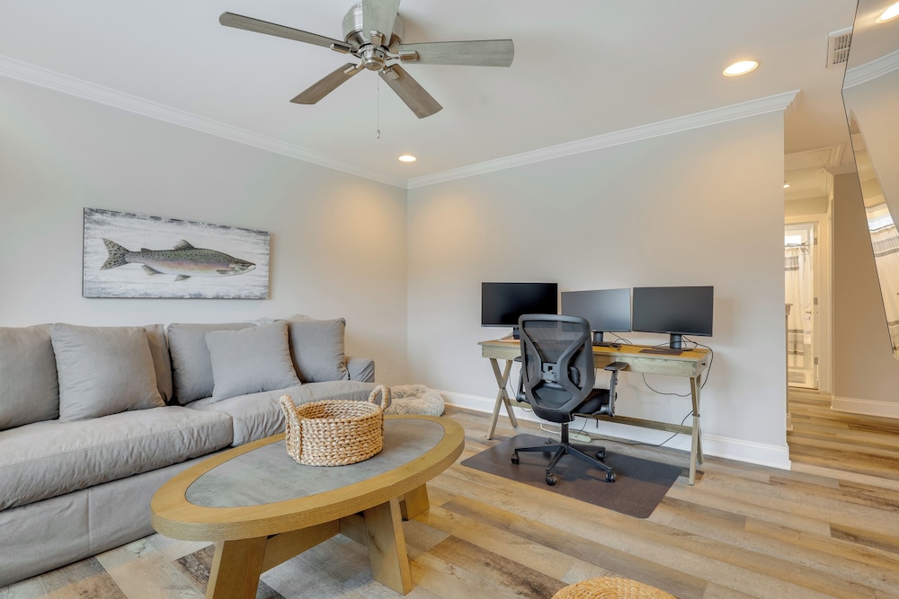 Spacious Home w/ Screened Patio in Wilmington!
