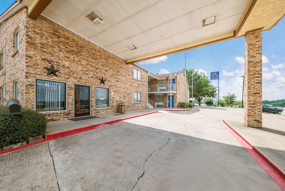 Motel 6 Red Oak, TX - Dallas - Property Image 2