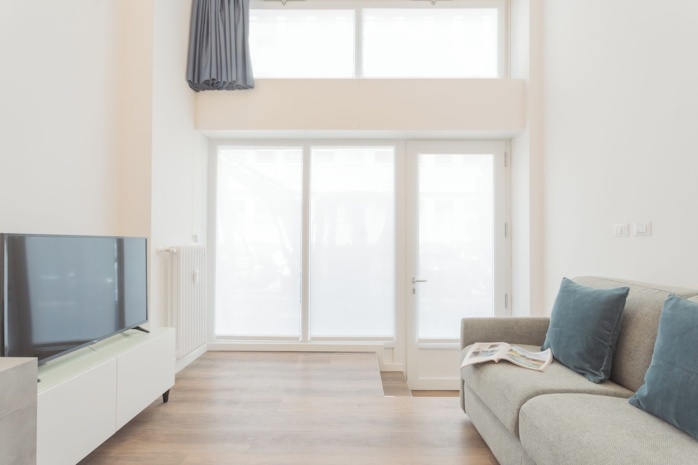 A Step From the Dome Apartment by Rent all Como