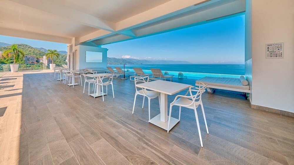 Luxurious 2BR Condo - Amazing Ocean View - Pool