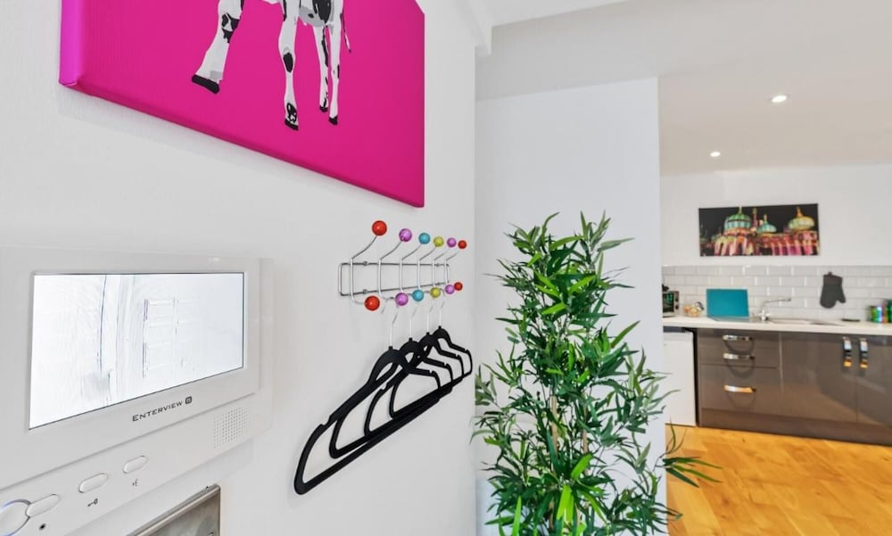Rainbow Studio - Spacious City Centre - Close to sea - Sleeps 1 to 3 Guests