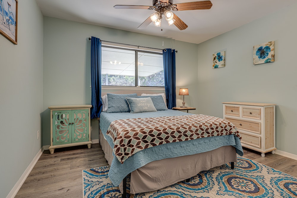 Home w/ Sunroom & Fire Pit - Near Canyon Lake! view 5