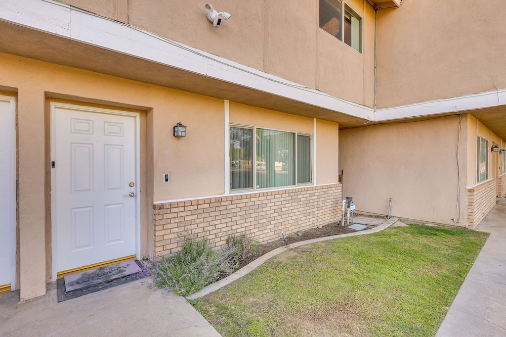 Convenient Bakersfield Townhome With Patio!