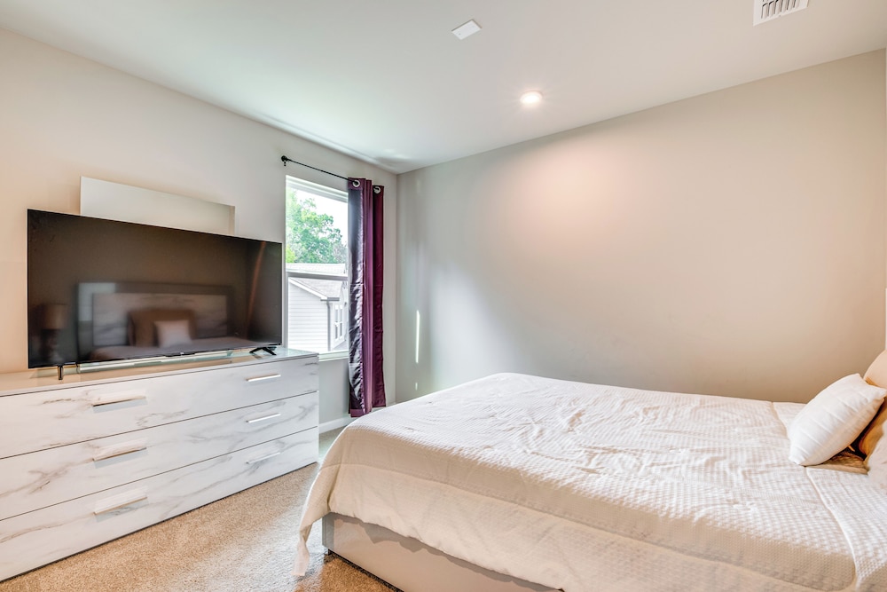 11 Mi to Dtwn: Luxe Atlanta Retreat w/ Deck & Yard