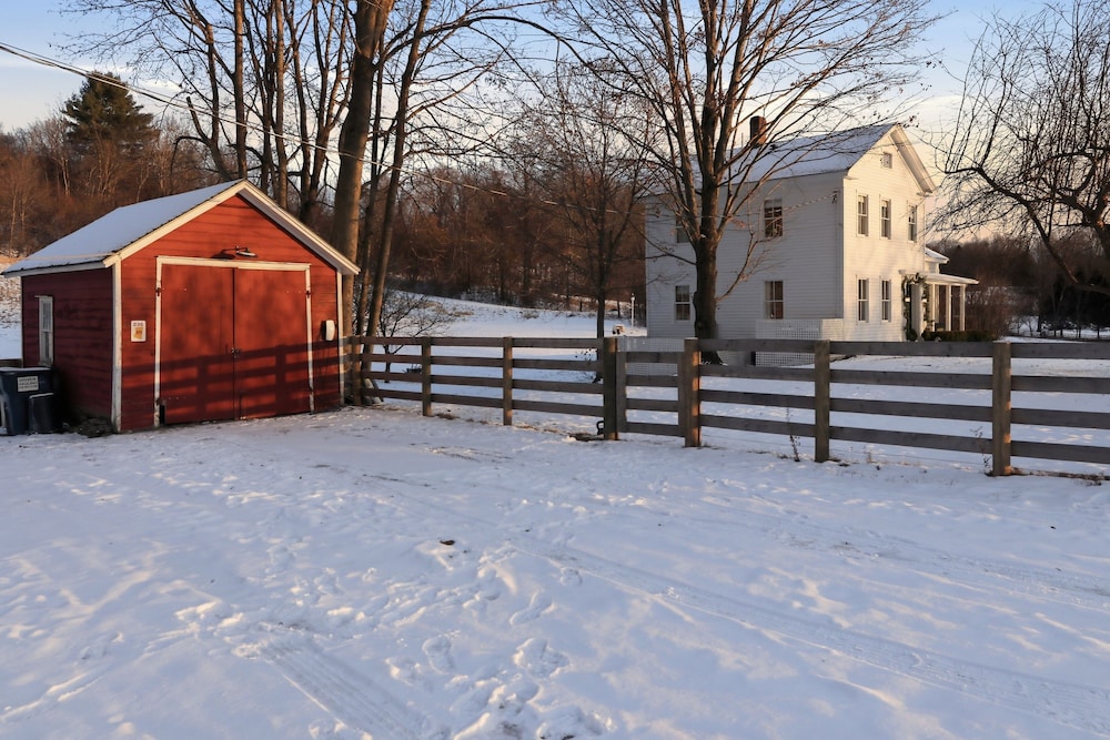 Gorgeous Hudson Valley Farmhouse On 14 Acres 3 Bedroom Home