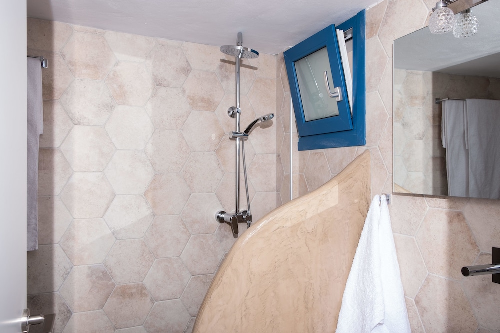 Tristhenia Hotel