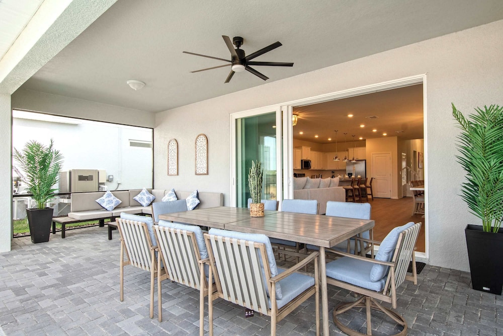 Bright & Spacious 7BR Pool Villa w/ Game Loft New Windsor Cay Resort Near Disney