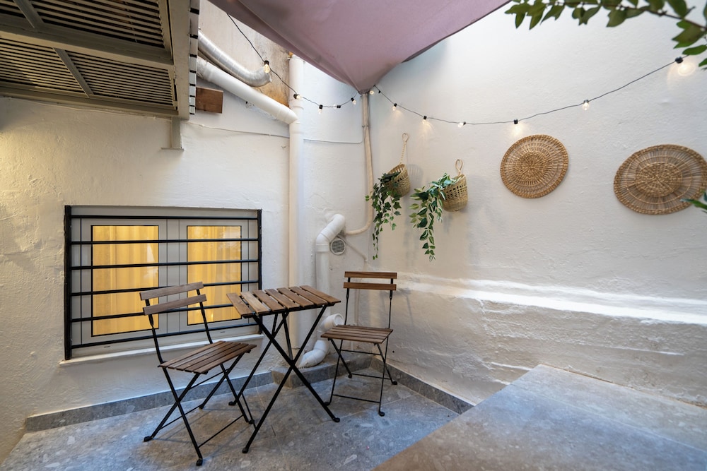 Cozy & Chic Stay Near Metro Station