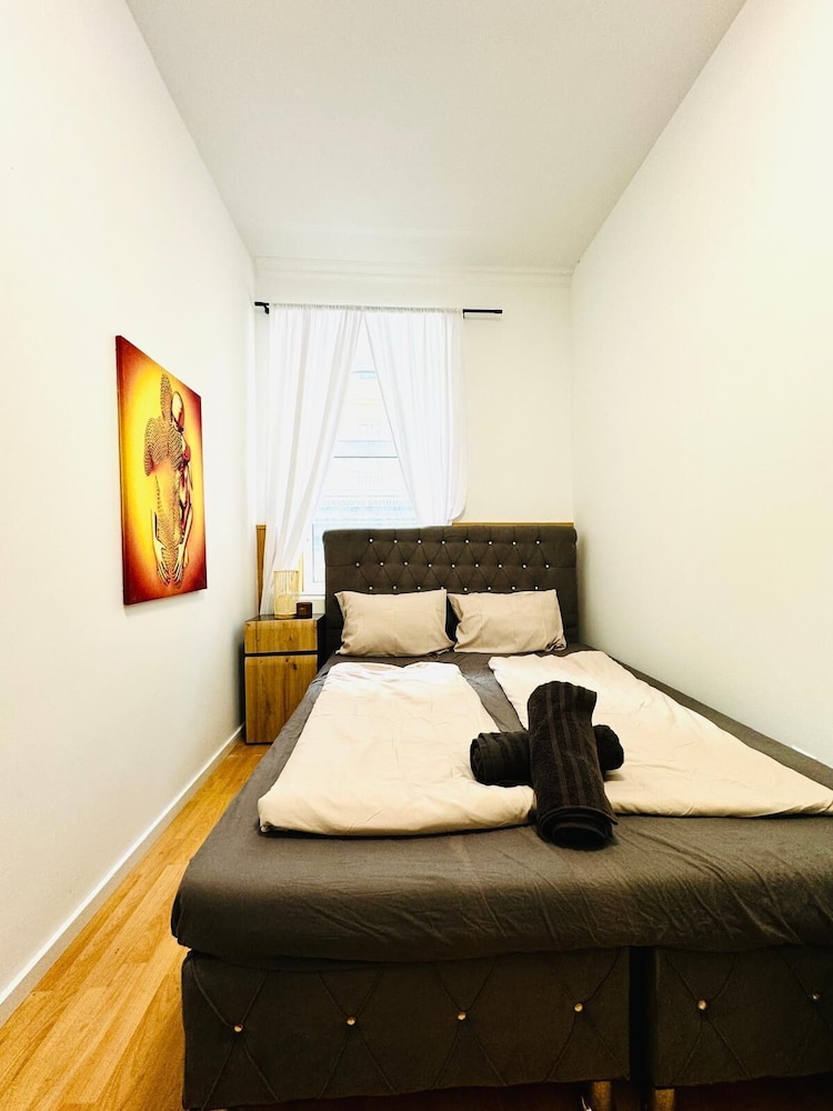 Urban 10BR Retreat Near Rathausplatz
