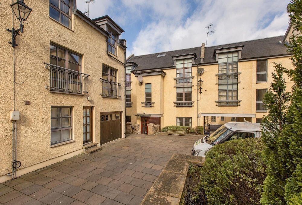 393 Delightful 2 Bedroom Apartment off the Royal Mile With Secure Parking view 3