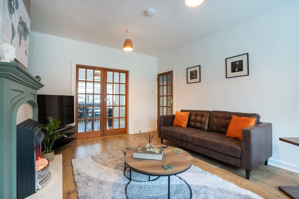 Large-2 Bed House-free Parking
