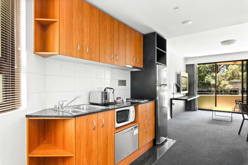 Sleek 1-bed by Jubilee Park With Pool