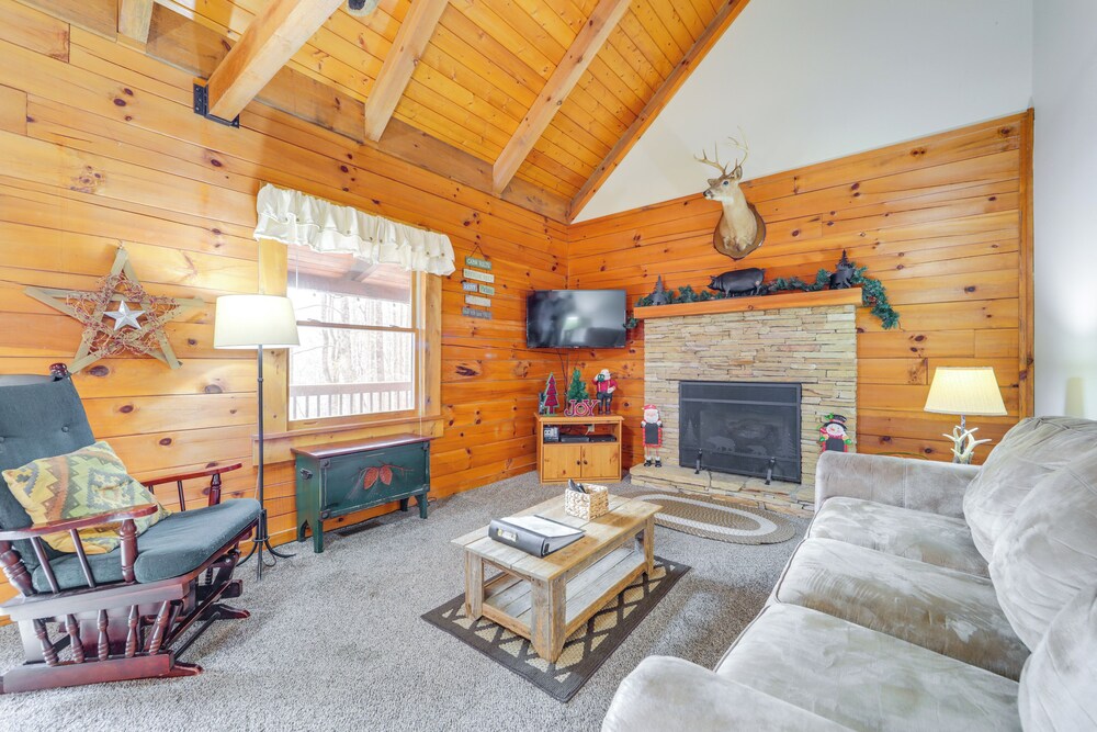 Family Log Cabin w/ Mtn Views, 2 Mi to Tube World!