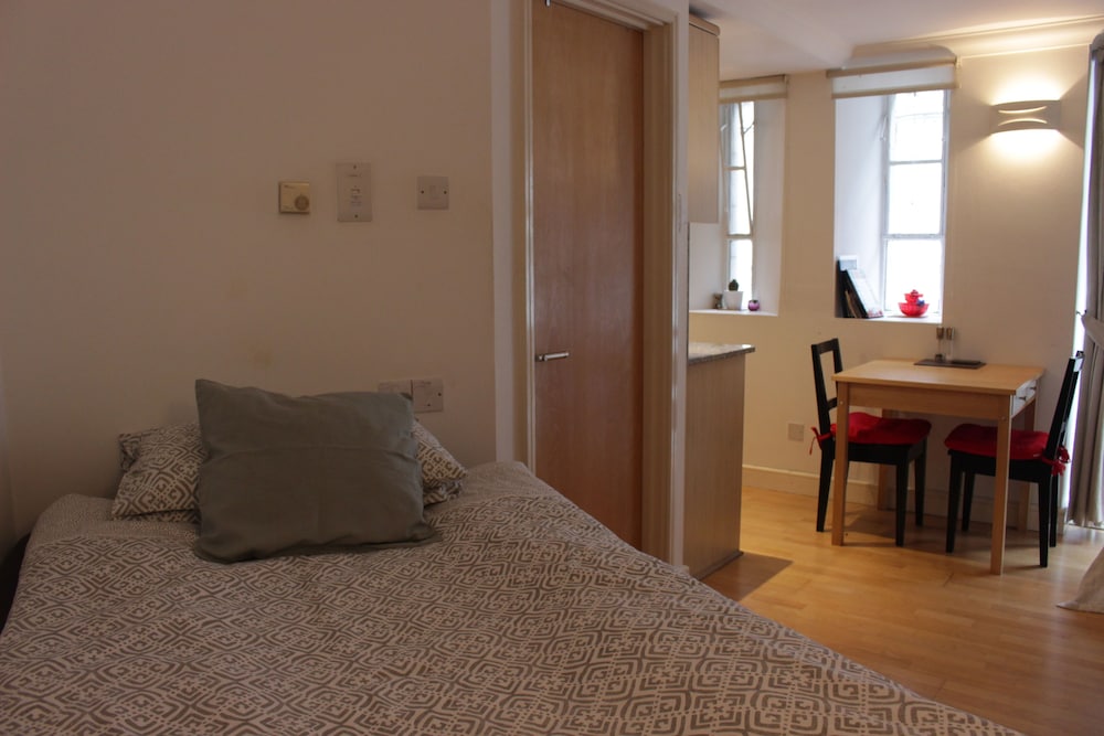 Tower Hill Studio Appartment