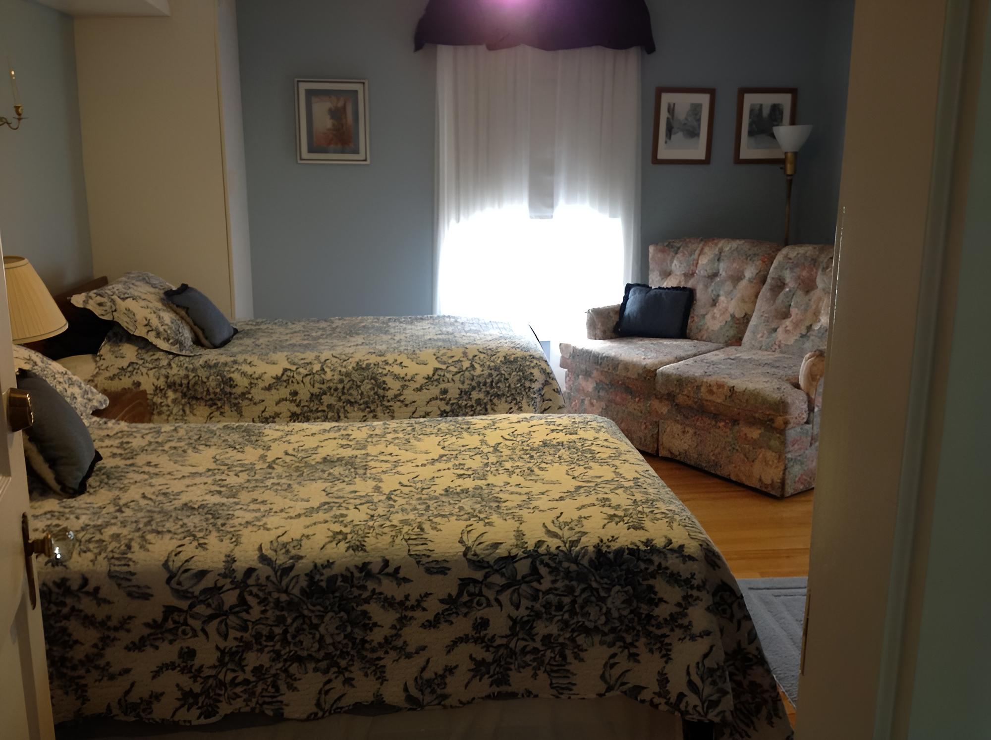 Maple Tourist Home Bed & Breakfast