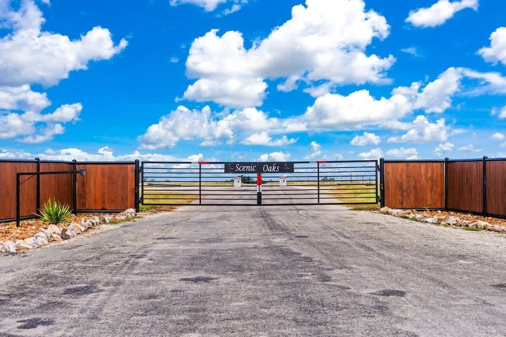 Hill Country Escape W/views Plus, Hot-tub and Pet Friendly!