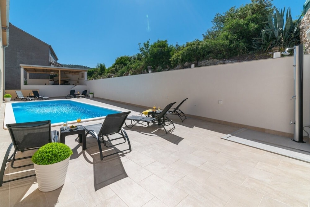 Lux 3 - Heated Pool - A5 view 5