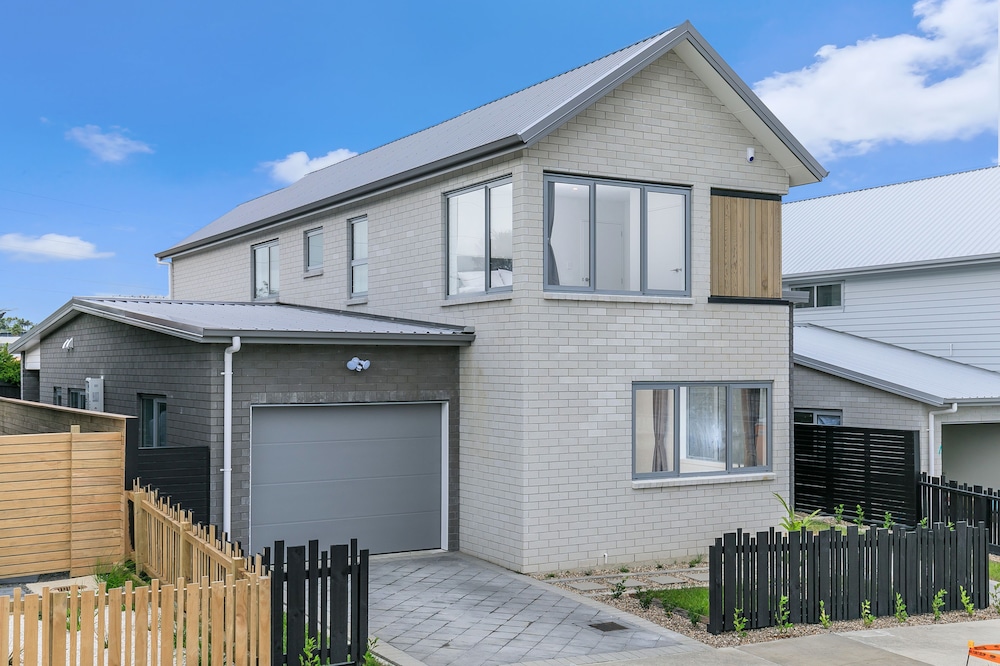 Hero Holiday House