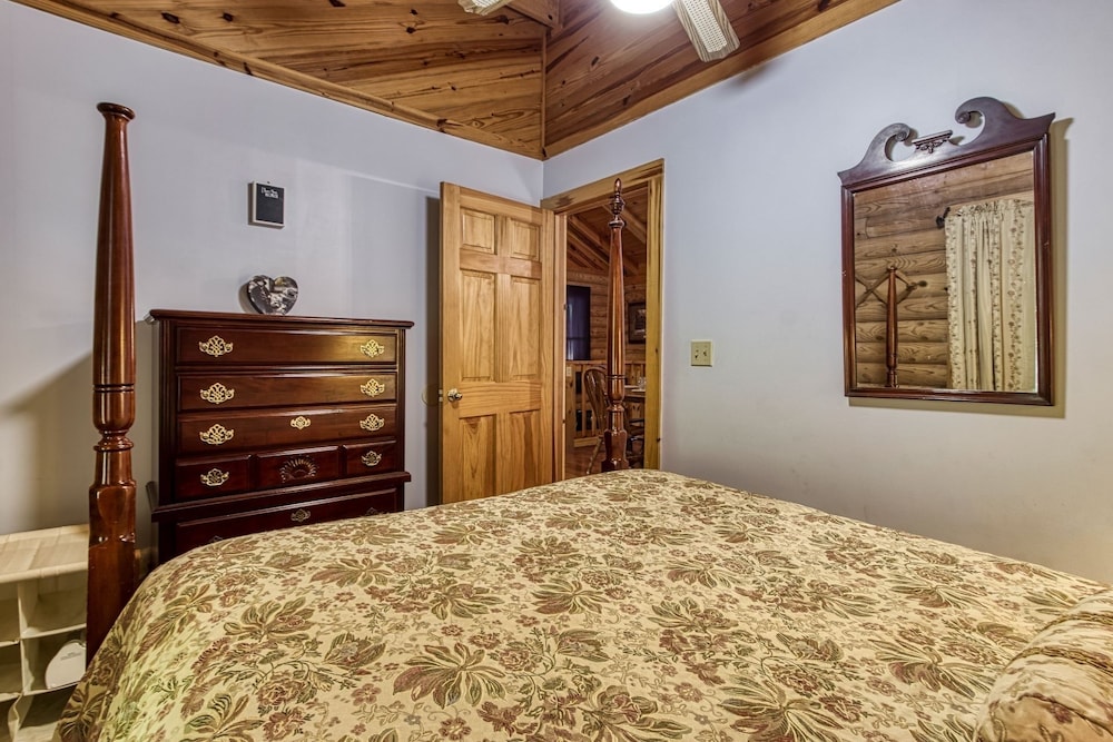 Er44 - Rising Eagle - Great Location! Close To Town! 2 Bedroom Cabin by RedAwning view 3