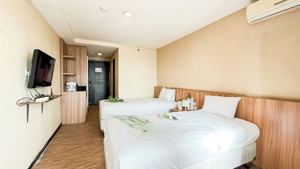 Modern Minimalist Studio (No Kitchen) At Great Western Apartment