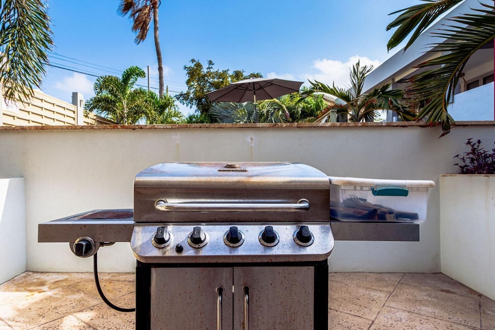 2BR 1BA Ground Level in the Heart of Aruba Pool