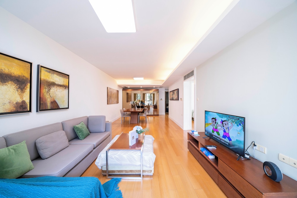 Tyms Luxury 2BR 1BA Apt Xujiahui Shops