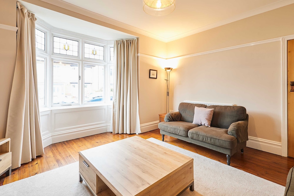 Host Stay Bristol Avenue