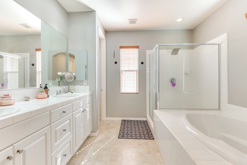 14 Mi to Old Town Temecula: Luxe Fallbrook Home!