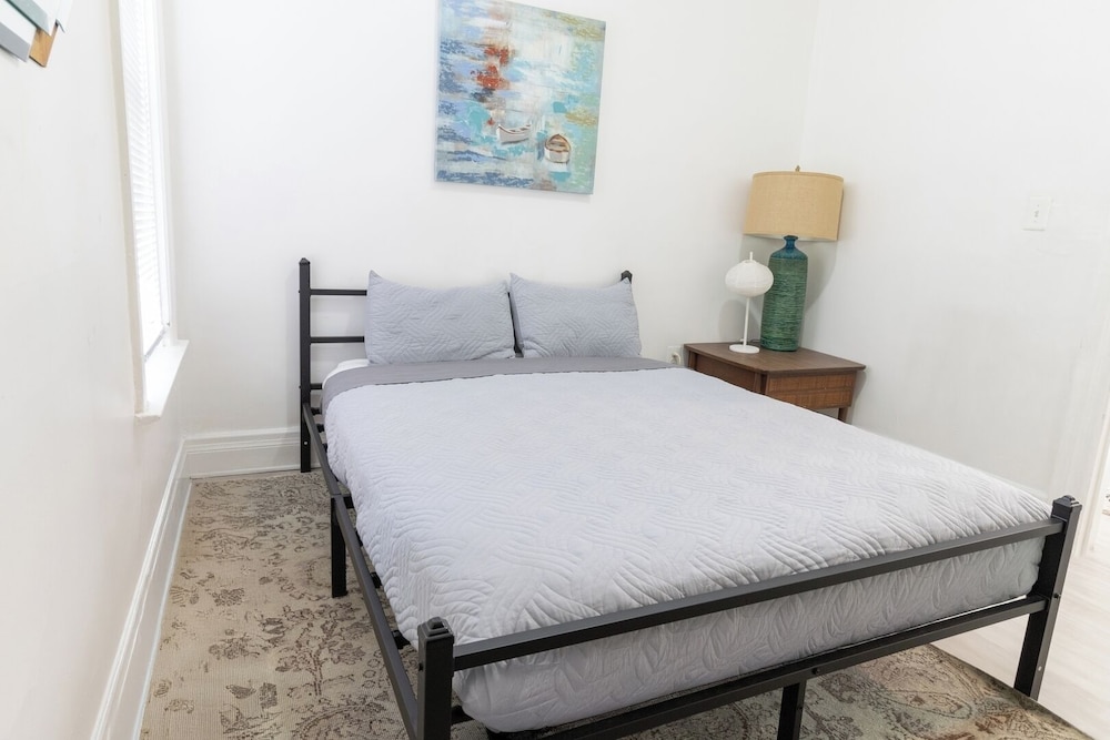 Spacious 4BR Family Home in Detroit Wifi & Parking