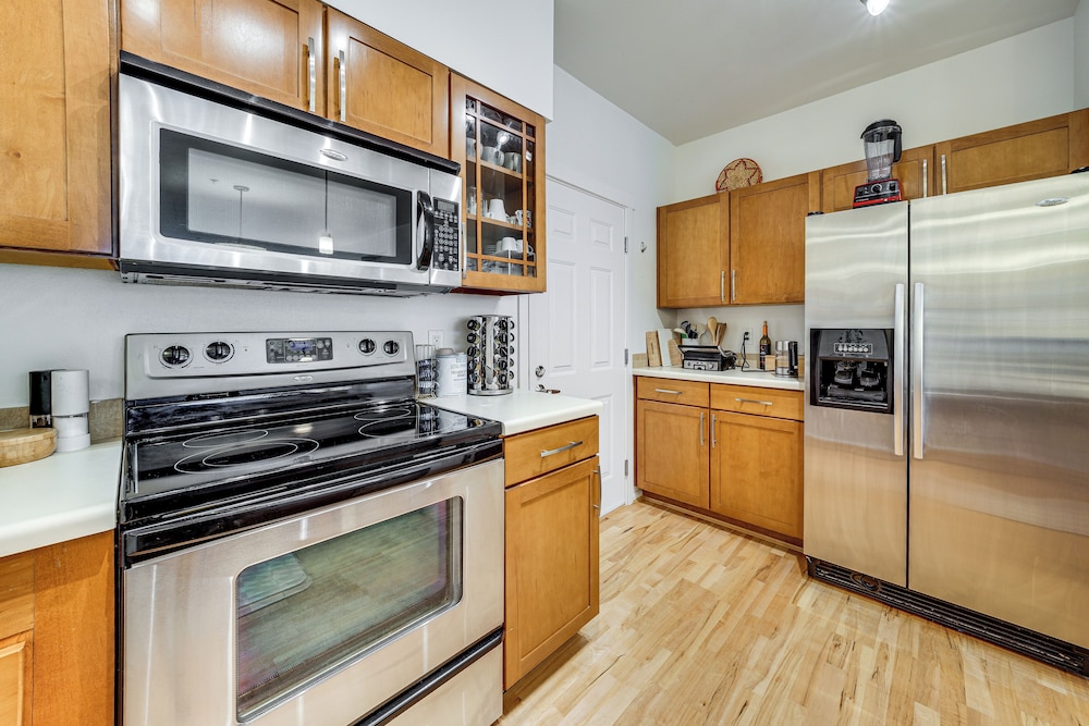 Condo 6 Mi to Lumen Field & Dtwn Seattle!