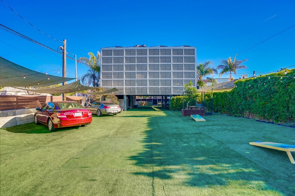 Modern Penthouse in Venice Beach-the Steel Rose-