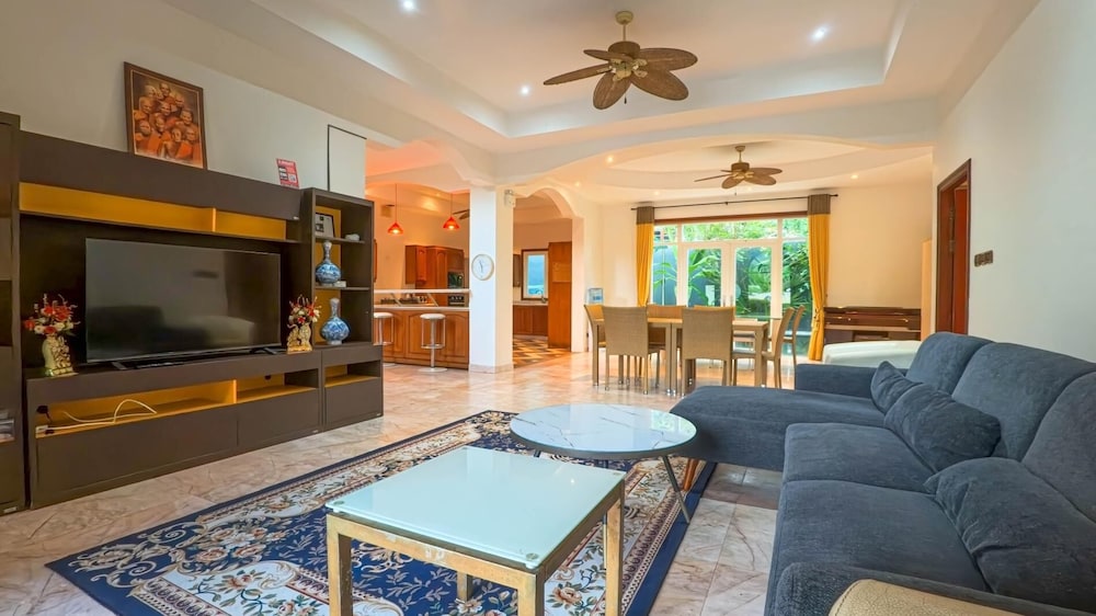 7 Bedroom Pool Villa in Kathu SV1