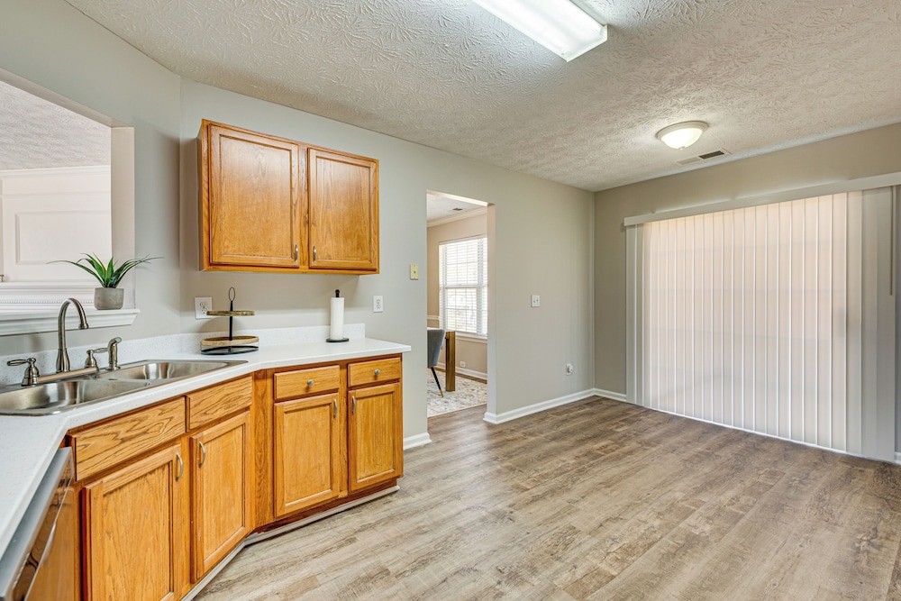 10 Mi to Six Flags: Austell Home w/ Expansive Yard