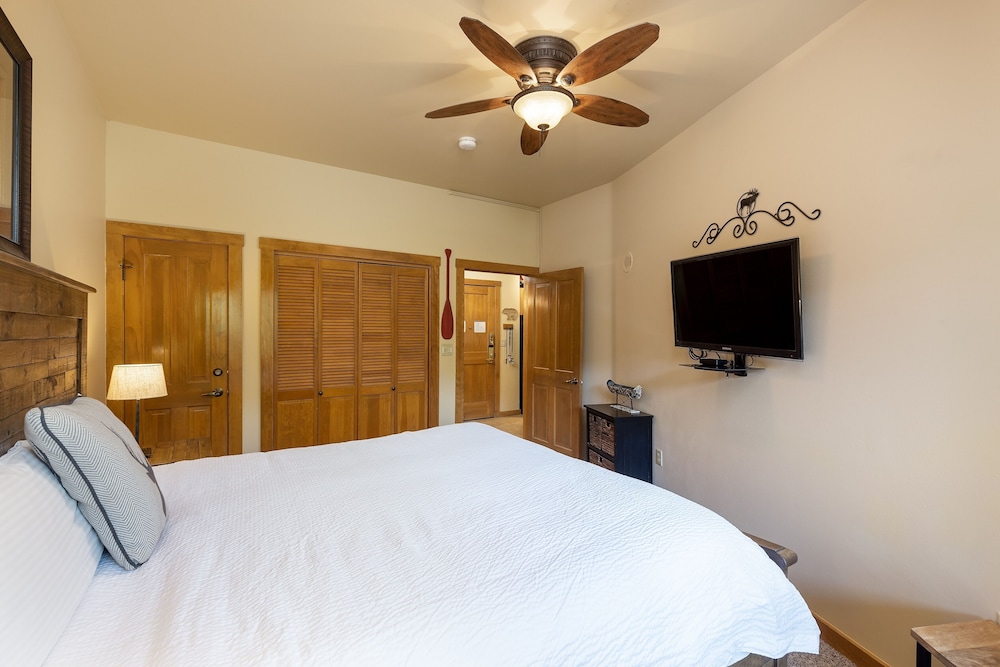 8115 Arapahoe Lodge 1 Bedroom Condo by RedAwning view 2