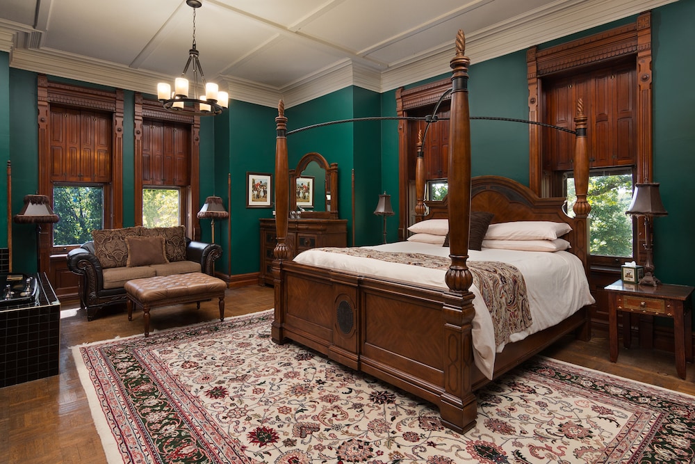 Reynolds Mansion B&B