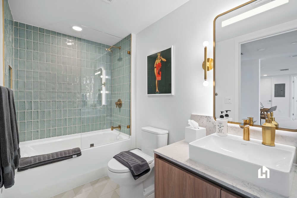 Stylish Apartments with Partial Ocean Views in Downtown
