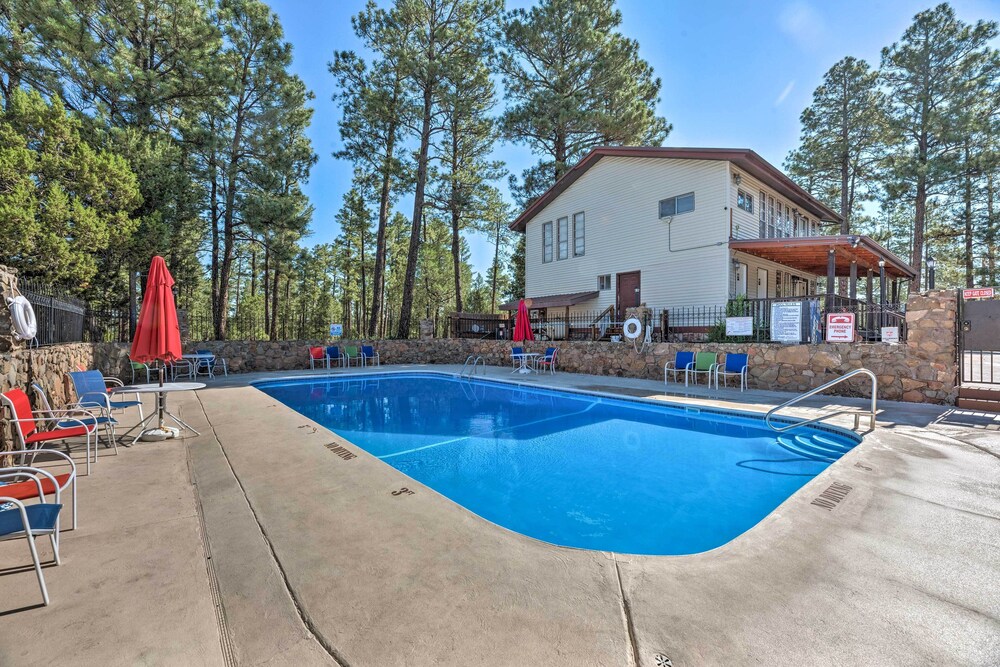 Walk to Dtwn Ruidoso: Mtn-view Condo w/ Pool!